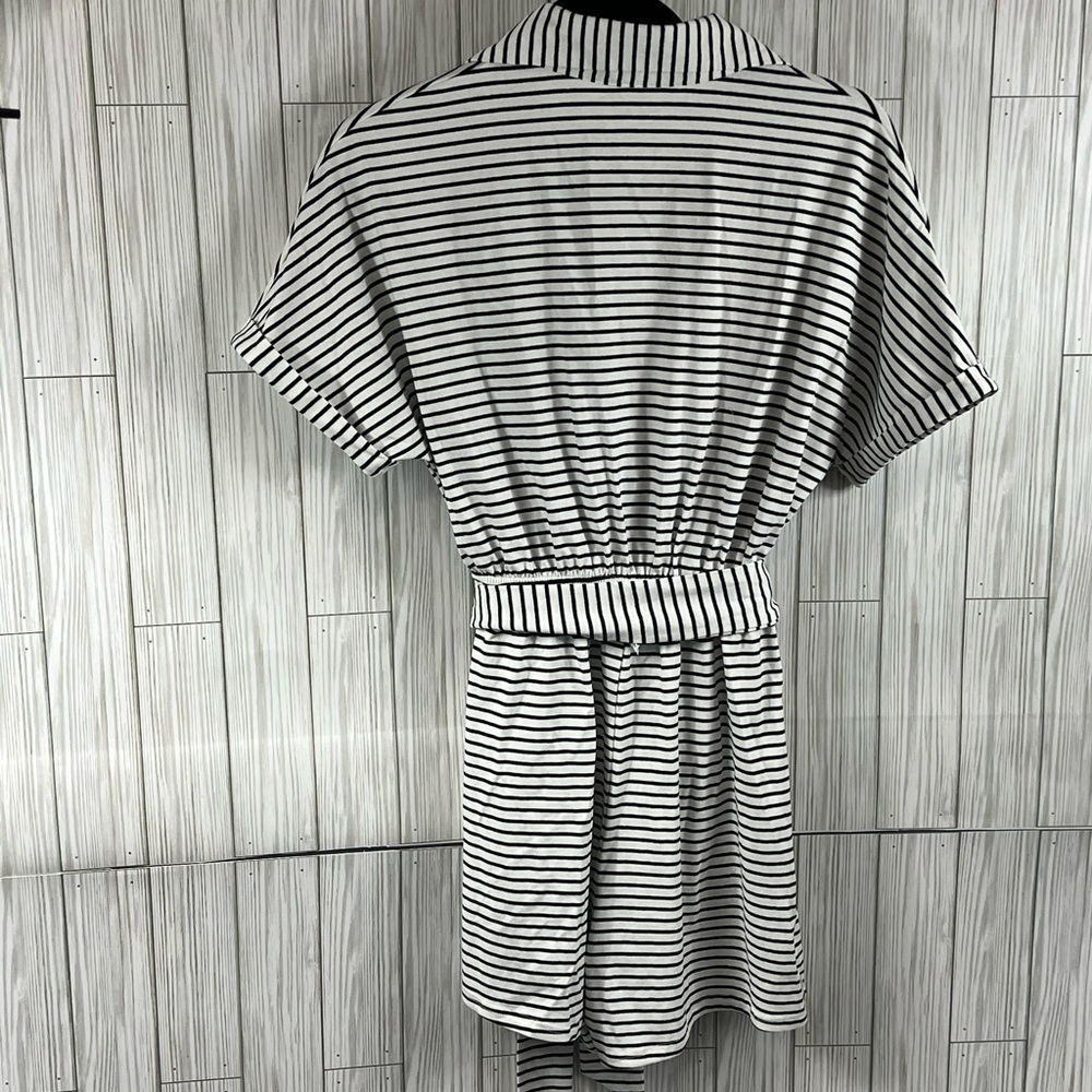 NWOT Romper with Pockets on side - Picture 2 of 4